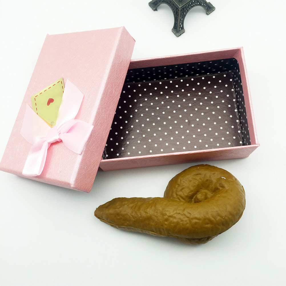 دمية على شكل براز واقعية، تستخ - مراجعة Fake Poop Gag Gift وسعره